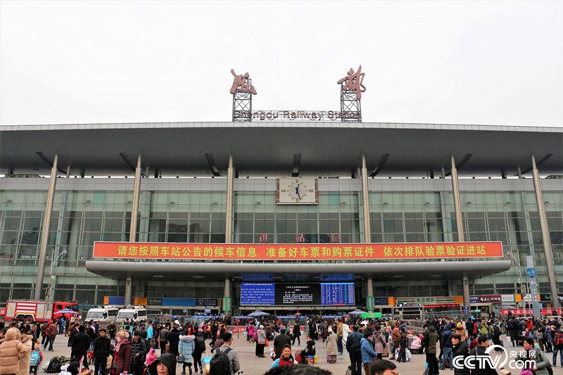 On the first day of the Spring Festival, Chengdu East Out-of-App Plaza was crowded, but there was no large-scale queuing phenomenon. (He Chuan/Photo)